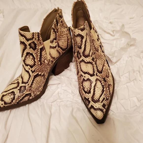 NIB Vince Camuto | Snakeskin Heel western ankle boot - Picture 1 of 7